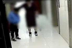 熊孩子电梯口撒尿 邻居：家长在旁边也不管！还有更气人的…视频封面