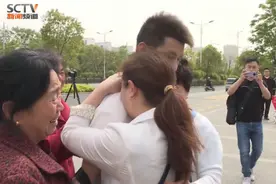 三锅故事汇｜陪养子寻亲 养母含泪完成养父遗愿图片