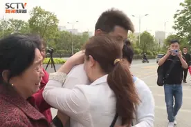 三锅故事汇｜陪养子寻亲 养母含泪完成养父遗愿图片
