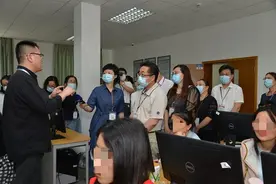 直击高考评卷现场：答卷随机分发，每一题由两位教师分别评阅图片