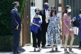 陷入“詹妮弗”!大本和前妻合体出席女儿毕业典礼图片