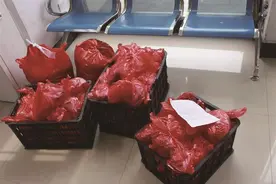 女子“全副武装”来到派出所 留下一封信和几筐粽子、苹果……图片