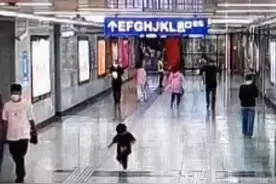 3岁小孩从爸爸身边“溜走”，辅警地铁口一把“拦”住图片