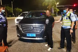 两次绿灯都不走，司机还下车挑衅后车，结果来了一车便衣警察图片