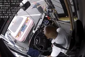 南昌233路公交司机突然冲下车，发生了啥？图片