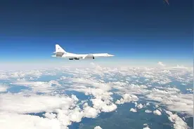 俄军两架图-160轰炸机例行飞行 西方多国军机伴飞图片