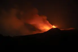 意大利埃特纳火山持续喷发 火红岩浆喷涌而出图片