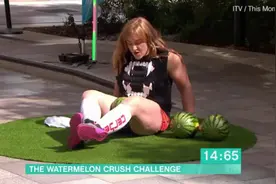 苏格兰最强壮女子成功挑战13秒用大腿压碎3个西瓜图片