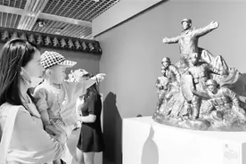 去省博 看何鄂红色雕塑展图片