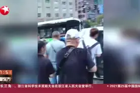 上海：120救护车被撞翻  3名急救人员受轻伤视频封面