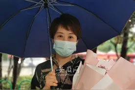 2021中考｜中考即将结束 家长手捧旺旺牛奶、向日葵在考点外等候图片