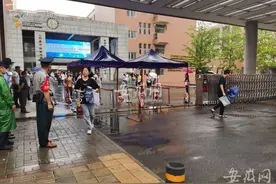 2021中考｜中考结束 考生有序离开考场图片