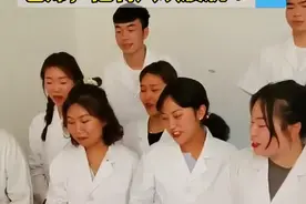 男同学当医学模特，女生兴奋大叫：他有八块腹肌图片