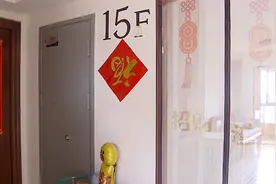 以噪制噪？ 老人连续3年半夜铁棍敲地板：我在这你就别想睡觉视频封面