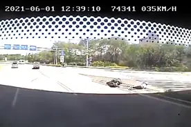 女子骑摩托车摔倒受伤，公交司机与乘客热心相助图片