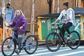 好甜！67岁麦当娜与27岁男友骑车出行 打扮年轻时髦图片