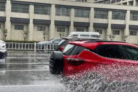 “你小心打雷！”刚刚，狂风暴雨吓懵半个杭城：我的雨刮器一路摇疯了……图片