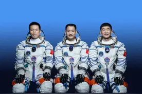 57岁的他第三次“出征”太空，妙答尖锐提问图片