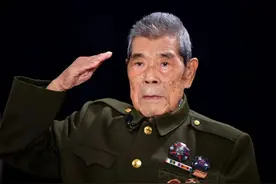 《上甘岭》连长原型，提起苹果就掉泪的老英雄，走了……图片