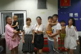 还是小孩子诚实：车里还有一个人，用被子闷着图片