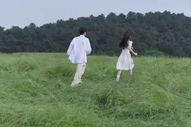 求生欲极强！王源拍写真与少女在风中奔跑 粉丝：他和女主中间隔了一个银河系图片