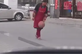 云南52岁阿姨花式运球走红：在看店之余练球3年，体重真的降低了图片