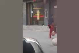 云南围裙阿姨当街花式运球，技艺精湛惊呆路人，网友：防不住图片