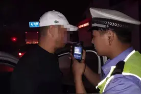 担心未喝酒好友开车太危险 青岛一醉酒男子替驾被查获：我就开了100米图片
