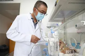 新生儿肝脏外露命悬一线，一出生医生就为她“塞肝造脐”图片
