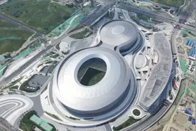 凤凰山体育公园：看“篮球场”6小时变“冰场”图片