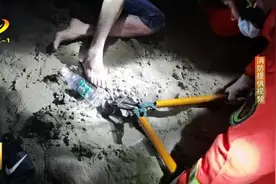 阳江：市民赶海误踩蚝柱 20公分钢筋插入脚掌图片