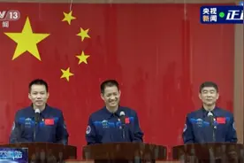刚参加完博士毕业典礼，这位帅哥就要“上天”了！网友：yyds……图片