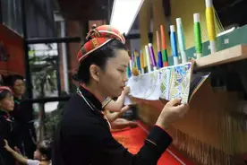 广西织娘织就“美丽壮锦”献给党图片