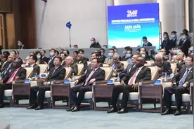 黄浦江畔举行的高规格政党对话会上，李强宋涛龚正与近百国政党代表共聆听图片