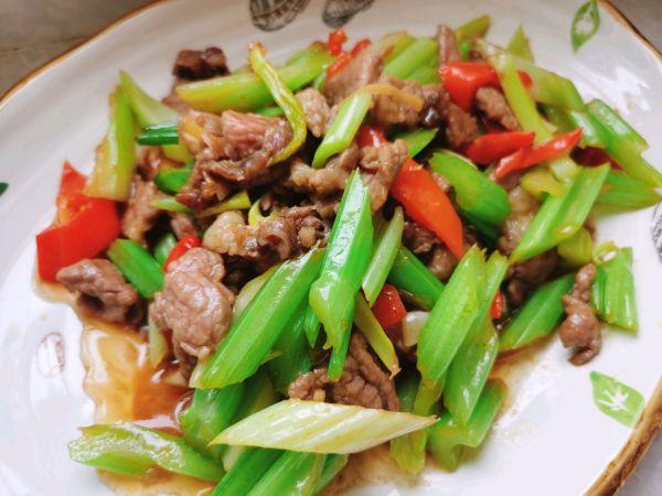 芹菜炒牛肉丝的做法（美味签到吃过都说好的西芹炒牛肉）