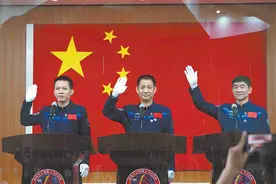 中国空间站首批航天员揭晓，航天员聂海胜、刘伯明和汤洪波将入住核心舱图片
