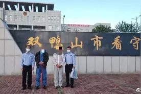 接连盗窃后躲进深山，俩男子下山偷食形似“野人”图片