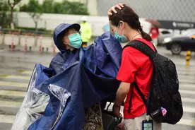 江苏苏州：中考开考 家长雨中温情送考图片