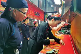 长12米宽2.3米！12名龙州织娘挑战世界最大壮锦图片