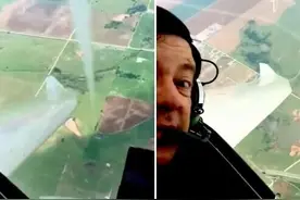 难以置信！男子驾驶动力滑翔机绕着龙卷风飞行 边飞边自拍图片