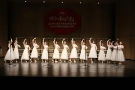 女声出战当红不让！羽音中和女子合唱团一曲《绒花》唱响城阳大剧院图片