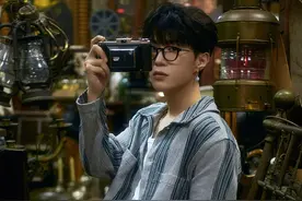 范丞丞生日写真曝光变好奇男孩 置身古玩店手拿相机高冷酷帅图片