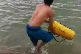 柳州男子发现江面有个黑影，走近一看果断跳下河！视频惊心动魄图片