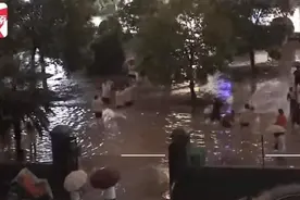 高校暴雨积水，学生过起泼水节！晚上被告知：水里有粪便图片