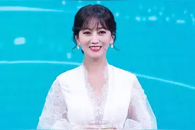 赵雅芝装扮温柔气质似仙女 出席活动人美歌甜笑容格外明媚图片