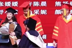 在一起的第1314天，武汉大学生在毕业典礼上成功求婚图片