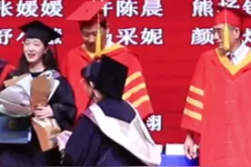 在一起的第1314天，武汉大学生在毕业典礼上成功求婚图片