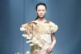 侨报网评：清华“眯眯眼走秀”是在迎合美欧吗？图片