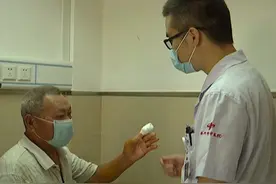 洗了只小龙虾，浙江一大爷差点截肢图片