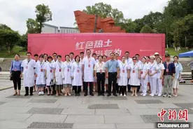 港澳台在湘中医专业大学生“组团”走进老区送医送药图片